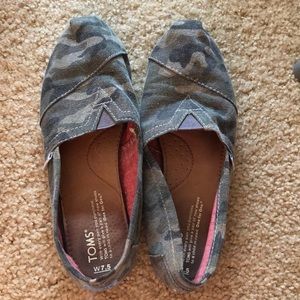 Camo print TOMS